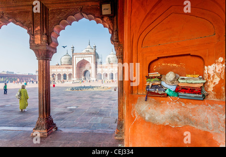 Jama Masjid Moschee, Alt-Delhi, Indien betrachtet durch Bogen, mit Alkoven mit eingebundenen Kopien des Korans Stockfoto