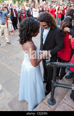 Interracial Pärchen sind auf Stufen des im Bexar County Courthouse während eine Massenhochzeit am Valentinstag verheiratet. Stockfoto