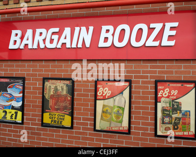 Schnäppchen-Alkohol-Zeichen an Außenwand Stockfoto