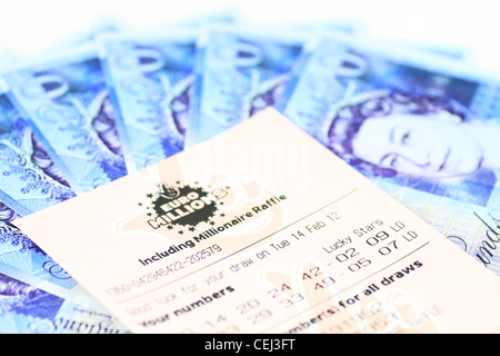 Ein Euro Millions Lottery Ticket Wundertüte Zahlen auf £20 20 20 Pfund Pfund Hinweis Hinweise Geld Rechnungen Bar Stockfoto