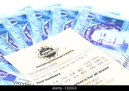 Ein Euro Millions Lottery Ticket Wundertüte Zahlen auf £20 20 20 Pfund Pfund Hinweis Hinweise Geld Rechnungen Bar Stockfoto