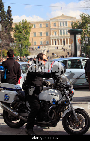 Griechenland Athen Syntagma square einen Polizei-Motorradfahrer Stockfoto