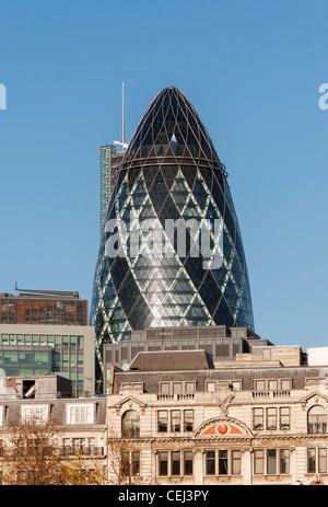 30 St Mary Axe (Swiss Re Gebäude oder Gurke) Wolkenkratzer von Norman Foster, Stadt von London, England, Vereinigtes Königreich Stockfoto