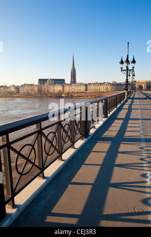 Pont de Pierre Brücke Kreuzung La Garonne-Flusses, mit St-Michel-Turm und der Basilika in der Ferne Bordeaux, Frankreich. Stockfoto