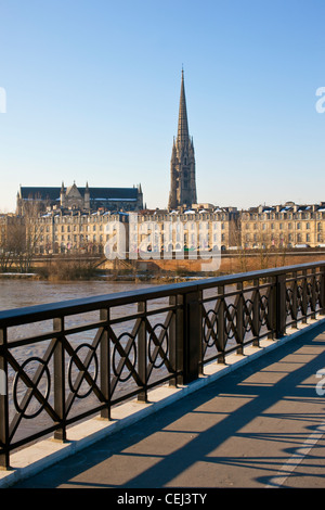 Pont de Pierre Brücke Kreuzung La Garonne-Flusses, mit St-Michel-Turm und der Basilika in der Ferne Bordeaux, Frankreich. Stockfoto