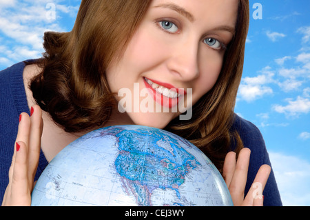 Attraktive Frau kaukasischen hält einen Globus und lächelnd. Schwerpunkt liegt auf dem Festland der Vereinigten Staaten Stockfoto
