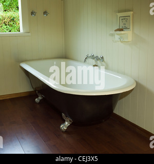 alte Victorain Badewanne mit Klaue und Ball Füßen im Bad Stockfoto