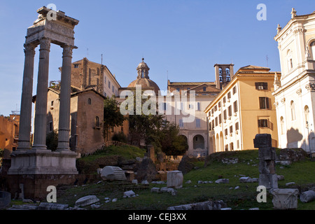 Blick auf Gebäude und römischen Ruinen auf der Via del Foro Piscario, gesehen von der Via del Foro Marcello in Rom Stockfoto