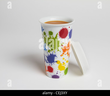Kaffee in Keramik Tasse gehen Stockfoto
