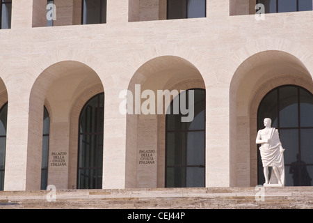 1 von insgesamt 28 Statuen an der Basis der Palazzo della Civiltà Italiana im römischen Stadtteil EUR Stockfoto