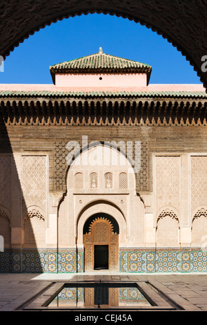 Innenhof der Ben Yousse Medersa (Madrasa), Stadtteil Medina, Marrakesch, Marokko, Nordafrika Stockfoto