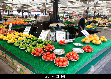 Nahaufnahme einer Anzeige von Obst in Leicester Markt. Stockfoto