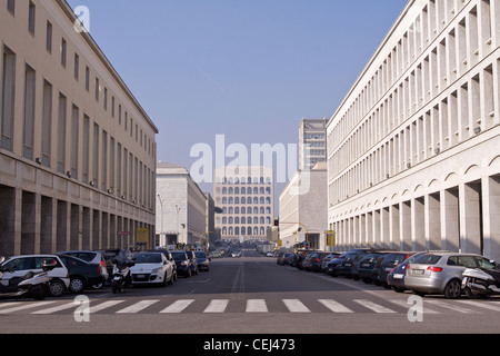 Ansicht des Palazzo della Civiltà Italiana auf der Viale Civilta del Lavoro im römischen Stadtteil EUR Stockfoto