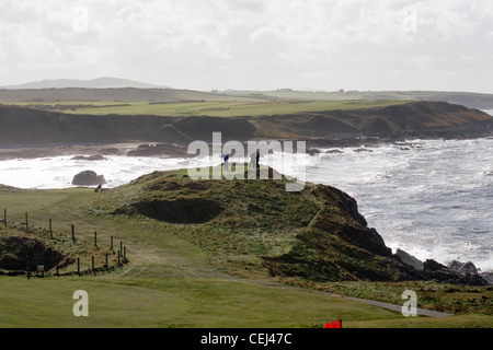 Golfer Abschlag Off auf Nefyn Golfplatz auf einem stürmischen stürmischen Tag Nefyn Lleyn Halbinsel Gwynedd Wales Stockfoto