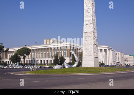 "Das Erwachen" von Seward Johnson an der Basis des Marconi-Obelisk auf dem Gugliemo Marconi Platz in Via Cristoforo Colombo Stockfoto