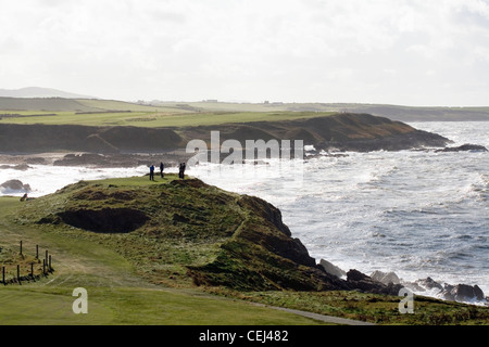 Golfer Abschlag Off auf Nefyn Golfplatz auf einem stürmischen stürmischen Tag Nefyn Lleyn Halbinsel Gwynedd Wales Stockfoto