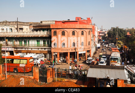 Alt Delhi überfüllt und chaotischen Straßenszene, gesehen von der Jama Masjid Moschee, Alt-Delhi, Indien, klaren, blauen Himmel und Sonnenschein Stockfoto