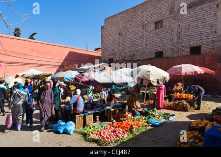 Örtlichen Obst- und Gemüsemarkt in der nördlichen Souks, Medina, Marrakesch, Marokko, Nordafrika Stockfoto