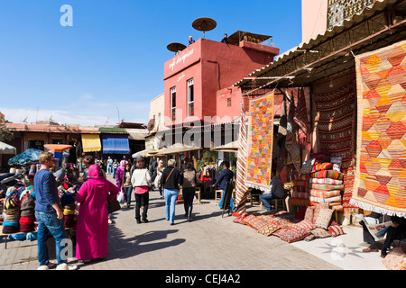 Das Cafe des Epices und Teppich-Shop in Rahba Kedima (Ort des Epices), Medina, Marrakesch, Marokko, Nordafrika Stockfoto