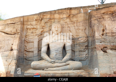 Gal Vihare ("The Stone Shrine") bietet drei Statuen des Buddhas in drei verschiedenen Posen aus demselben großen Felsen geschnitzt Stockfoto