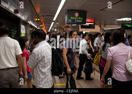 Pendler bekommen von einem Mass Rapid Transit oder MRT, Zug in das zentrale Geschäftsviertel von Singapur Stockfoto