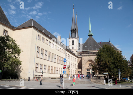 Blick auf die Kathedrale der Heiligen Jungfrau (Cathedrale Notre-Dame), Luxemburg, Luxemburg. Stockfoto