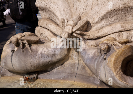 Schale mit Inschrift und heraldische Bienen der Barberini Familie Verzierung der Fontana Delle Api (Brunnen der Bienen), Rom Stockfoto