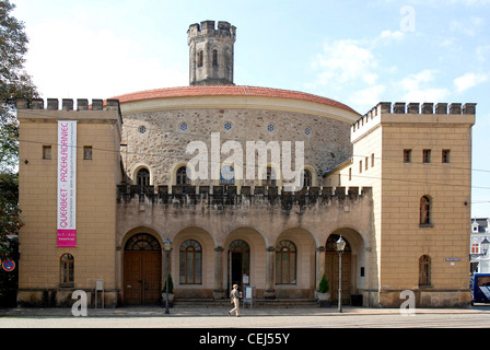 Städtische Theater Görlitz an der Deminaniplatz mit der Bastei Kaisertrutz im Hintergrund. Stockfoto