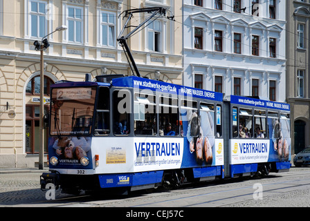 Straßenbahn auf dem Demianiplatz in Görlitz. Stockfoto