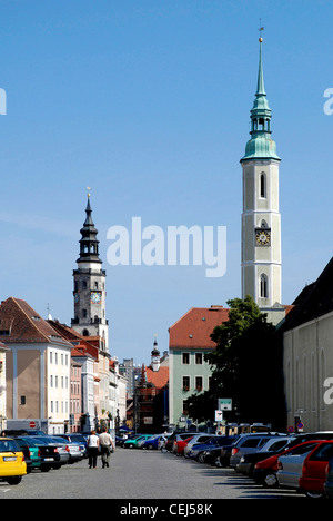 Quadratische Obermarkt und die Türme der Kirche Heilige Dreifaltigkeit und das Rathaus Görlitz. Stockfoto