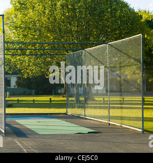 Metall-Pratice Cricket Nets auf Schulgelände Stockfoto