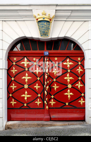 Portal von einem restaurierten Wohnhaus auf dem unteren Markt in Görlitz. Stockfoto