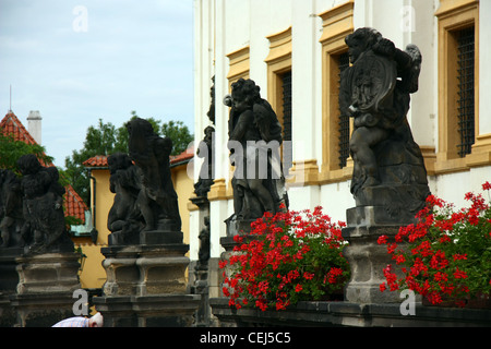 Alter junge Statuen in Prag, Tschechien Stockfoto