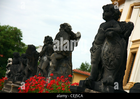 Alter junge Statuen in Prag, Tschechien Stockfoto