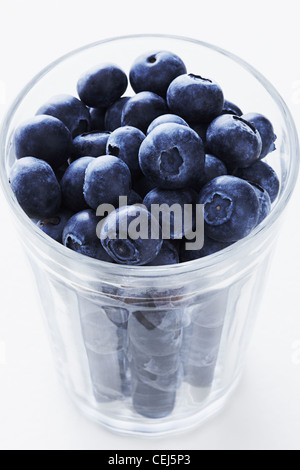 Nahaufnahme von Heidelbeeren im Glas Stockfoto