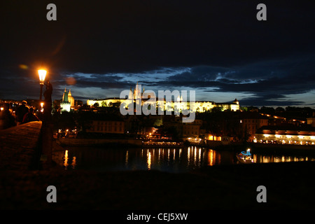 Die Prager Burg bei Nacht mit Blick auf den Fluss Vltava. Stockfoto