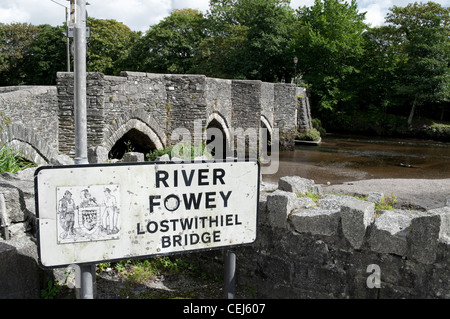 Der 12. Jahrhundert-Brücke über den Fluss Fowey in Lostwithiel, Cornwall, UK Stockfoto