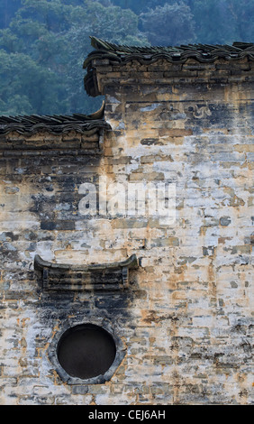 Eine chinesische Hui-Stil-Wohnhaus texturiert hohe weiße Wand und schwarzem Dach mit abgestuften design Stockfoto