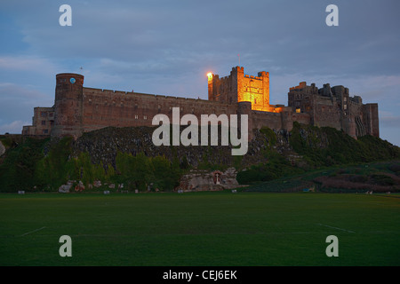Bamburgh Castle in Northumberland, England, UK, aus dem Westen, in der Dämmerung Stockfoto
