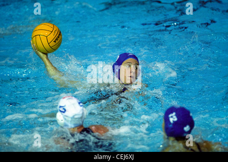 USA (weiß) - Kanada Frauen-Wasserball-Aktion bei den 1999 Pan American Games. Stockfoto