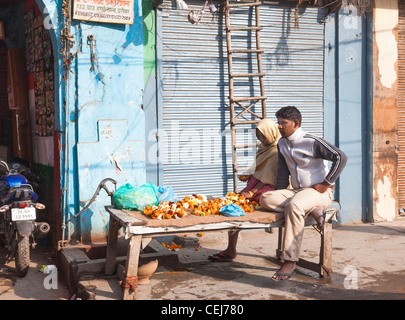 Leben auf der Straße in Alt-Delhi, Indien: man verkaufte Ringelblumen und andere Blumen für Hindu religiösen Angebote in einem nahe gelegenen Tempel Stockfoto