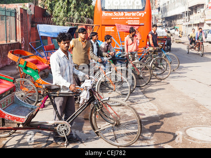 Leben auf der Straße in Alt-Delhi, Indien: Rikscha-Wallahs warten Tarife bei Sonnenschein draußen die Jama Masjid Moschee, Old Delhi Stockfoto