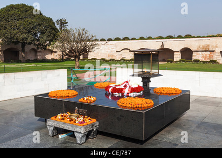 Raj Ghat, New Delhi, Indien: die Gedenkgarten markieren die Position der Ermordung Mahatma Gandhi mit blauem Himmel Stockfoto