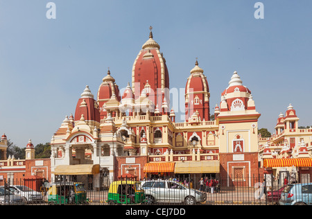 Birla Mandir hinduistischer Tempel, New Delhi, Indien, bei Sonnenschein unter einem strahlend blauen Himmel Stockfoto