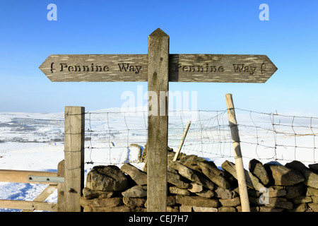 Ein Wegweiser der Pennine Way auf dem Schnee bedeckt Pen-y-Gent, in den Yorkshire Dales National Park. Stockfoto