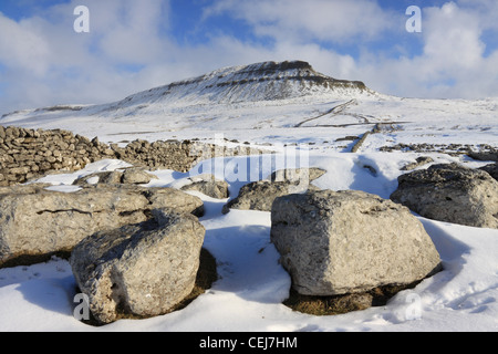 Ein Winter-Blick auf den Gipfel des Pen-y-Gent, eines der drei Zinnen, ein Berg in den Yorkshire Dales National Park. Stockfoto