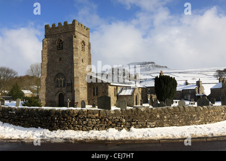 Ein Winter-Blick von St. Oswald des Kirche, Horton In Ribblesdale mit Pen-y-Gent in der Yorkshire Dales National Park, England Stockfoto