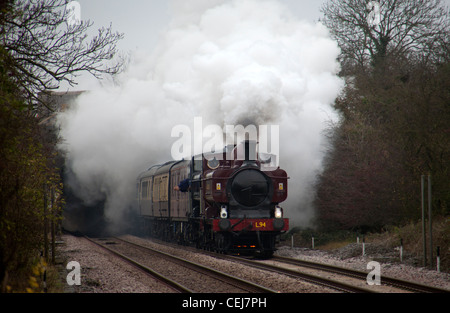 Pannier Tank Dampflokomotiven 7752 und 9600 pass Narborough, Leicestershire, England mit Charterzug Stockfoto