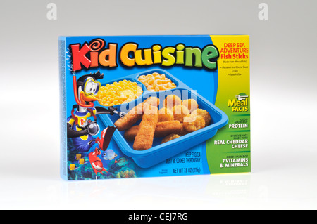 Kinder Küche Fischstäbchen Tv Dinner Fertiggericht auf weißem Hintergrund isolieren, USA. Stockfoto