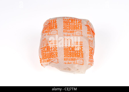 Verpackte McDonalds double Cheeseburger auf weißem Hintergrund Ausschnitt USA Stockfoto